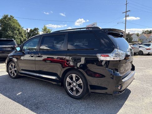 Used 2017 Toyota Sienna SE Premium FWD image 13