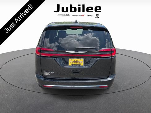 Used 2023 Chrysler Pacifica Touring-L FWD image 3