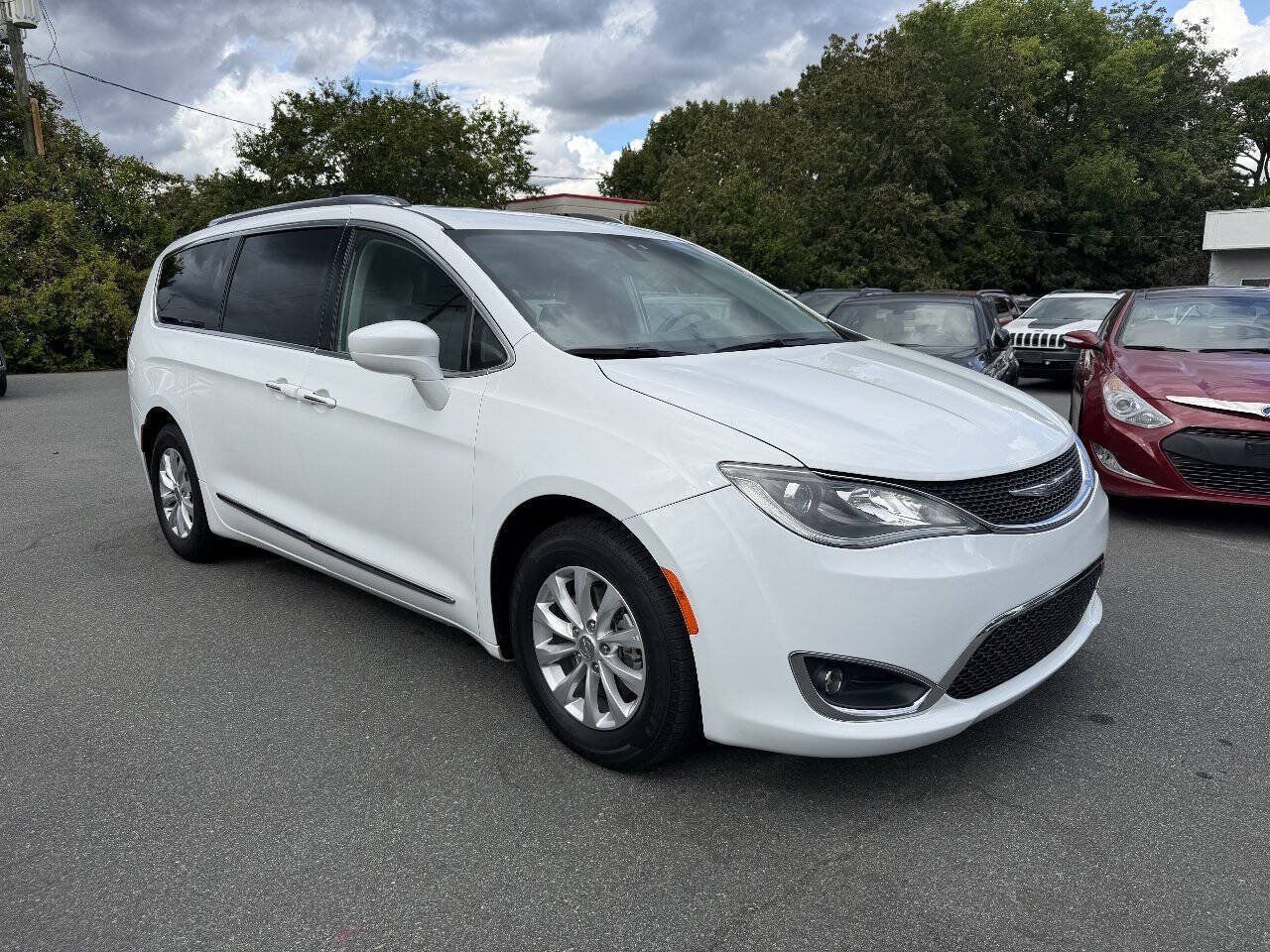 Used 2018 Chrysler Pacifica Touring-L FWD image 3