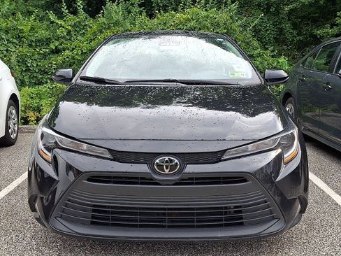 Used 2025 Toyota Corolla LE FWD image 2