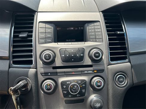 Used 2018 Ford Taurus SEL image 16