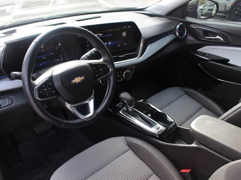 Used 2024 Chevrolet Trax LT w/ LT Convenience Package image 17