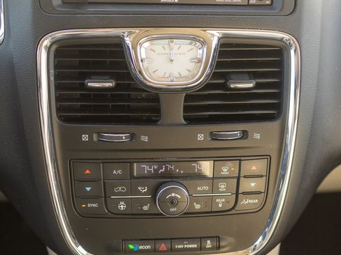 Used 2015 Chrysler Town & Country Touring w/ Driver Convenience Group image 5