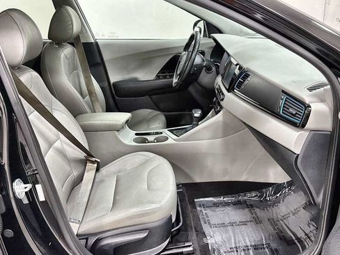 Used 2017 Kia Niro Touring FWD image 30