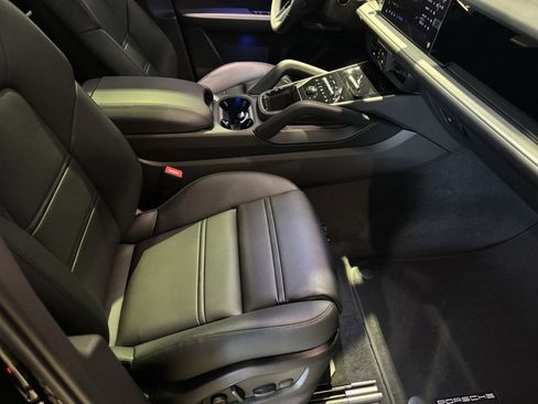 Certified 2026 Porsche Cayenne Coupe image 46