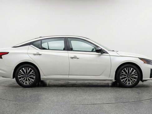 Used 2025 Nissan Altima 2.5 SV image 11