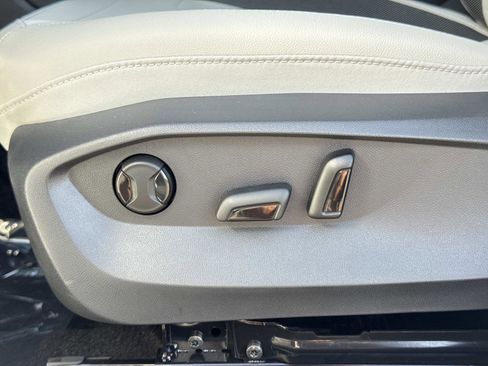 New 2025 Volkswagen Taos SE image 22