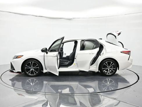 Used 2018 Toyota Camry SE w/ Moonroof Package image 50