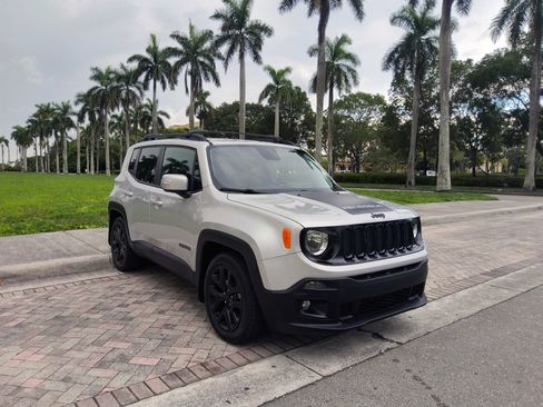 Used 2017 Jeep Renegade Altitude FWD image 1