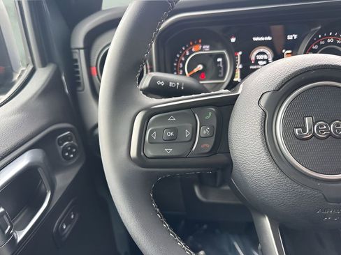 Used 2025 Jeep Wrangler Unlimited Rubicon image 13