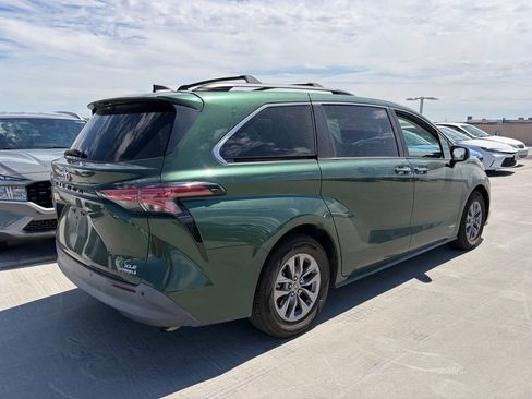 Used 2021 Toyota Sienna XLE FWD image 2