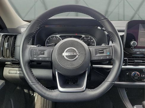 Used 2025 Nissan Pathfinder SV image 19