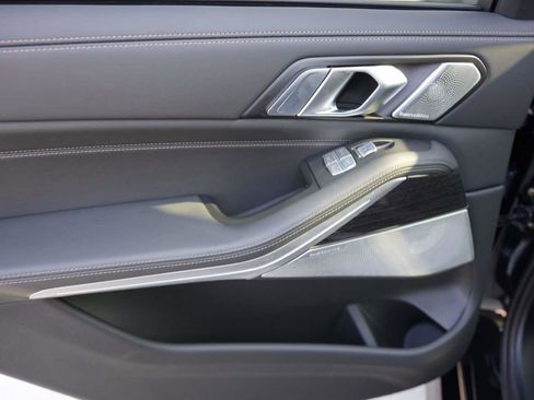 Used 2025 BMW X7 M60i image 8