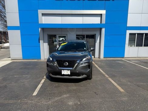 Used 2023 Nissan Rogue SV image 2