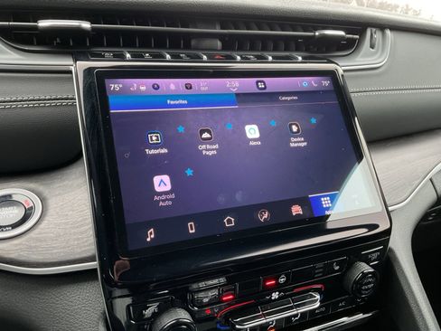 Used 2025 Jeep Grand Cherokee Limited image 23