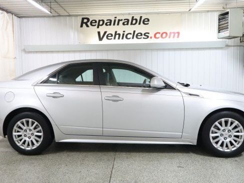 Used 2011 Cadillac CTS Luxury RWD image 4