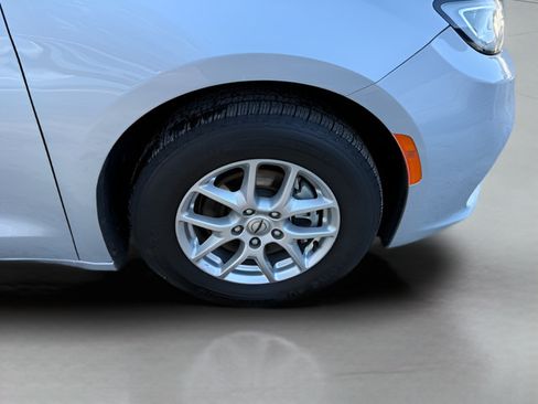Used 2024 Chrysler Pacifica Touring-L FWD image 28
