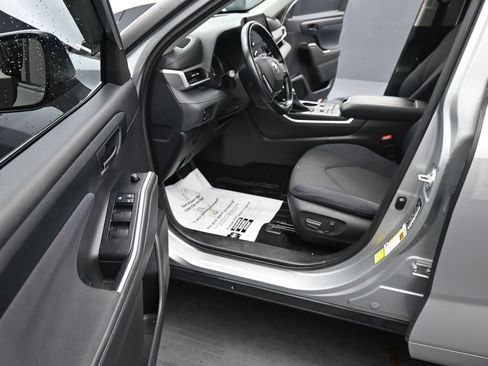 Used 2021 Toyota Highlander LE image 15