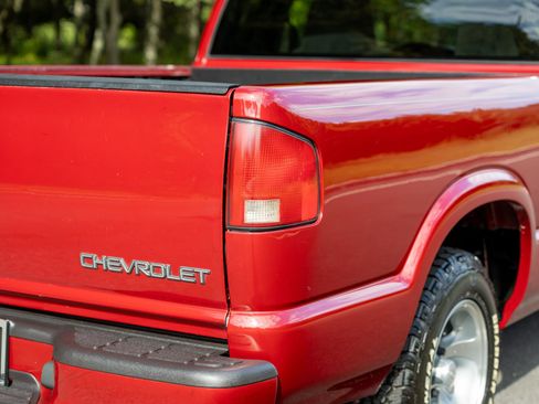 Used 2001 Chevrolet S10 Pickup LS w/ Preferred Equipment Group RWD image 35