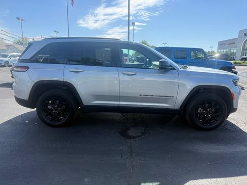 Used 2024 Jeep Grand Cherokee Altitude AWD/4WD image 8