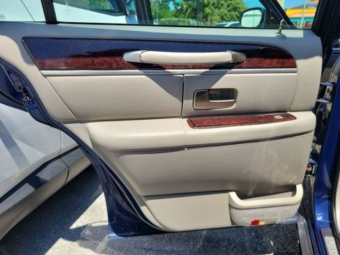 Used 2011 Lincoln Town Car Signature Limited RWD image 13