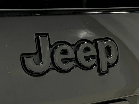 Used 2019 Jeep Cherokee Latitude Plus FWD image 39