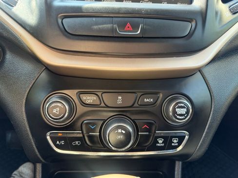 Used 2017 Jeep Cherokee Latitude w/ Cold Weather Group AWD/4WD image 20
