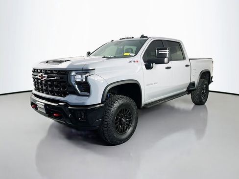 Used 2025 Chevrolet Silverado 2500 ZR2 w/ Technology Package AWD/4WD image 3