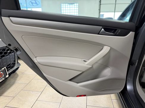 Used 2015 Volkswagen Passat TDI SE FWD image 28