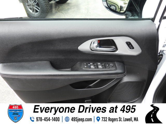 Used 2025 Chrysler Pacifica Limited FWD image 17