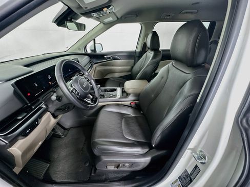 Used 2025 Kia Carnival FWD image 13