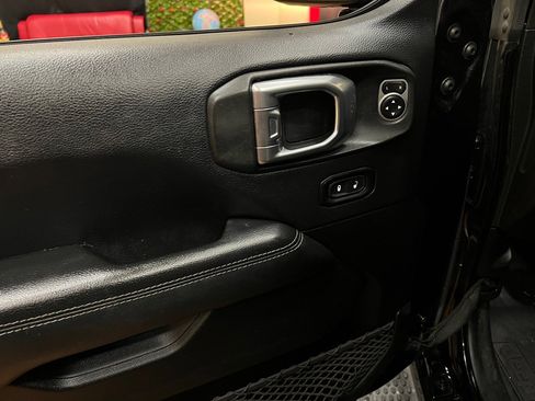 Used 2018 Jeep Wrangler Unlimited Sahara image 29