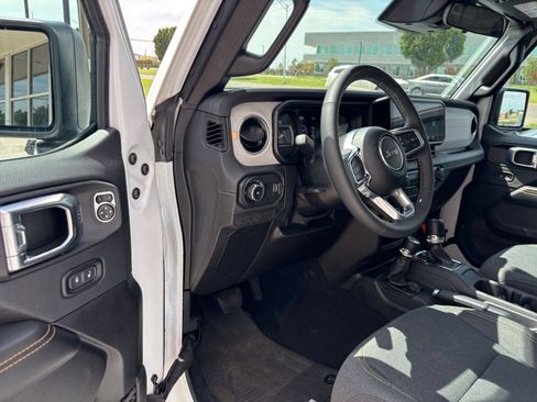 Used 2025 Jeep Wrangler Unlimited Sahara AWD/4WD image 34