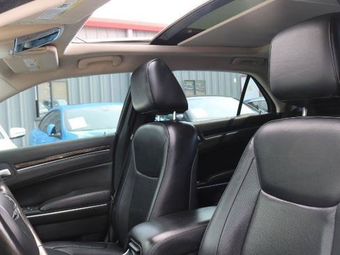 Used 2017 Chrysler 300 C RWD image 8