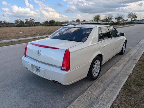 Used 2008 Cadillac DTS Luxury I w/ Sun And Sound Package image 6