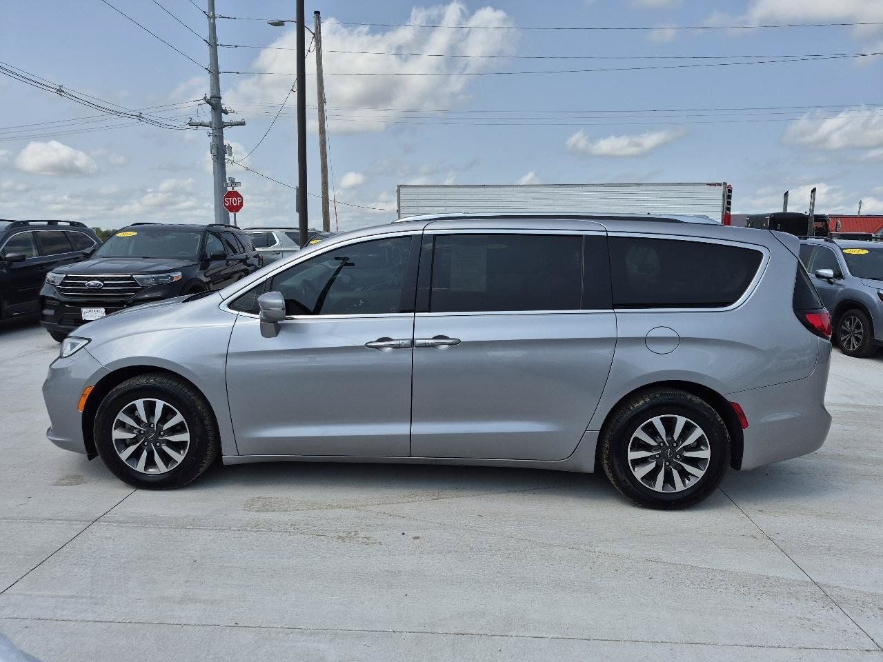 Used 2021 Chrysler Pacifica Touring-L FWD image 9