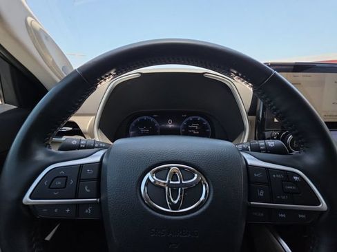 Used 2023 Toyota Highlander Limited FWD image 25