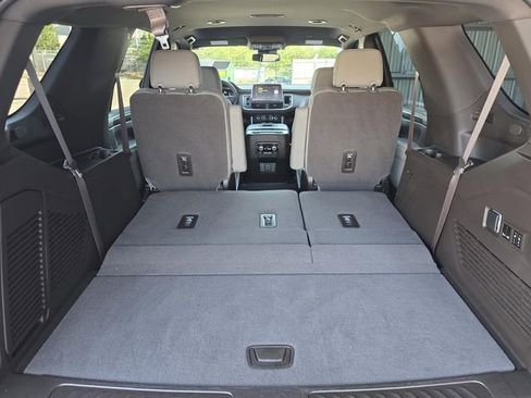Used 2023 GMC Yukon SLT w/ SLT Luxury Package RWD image 12