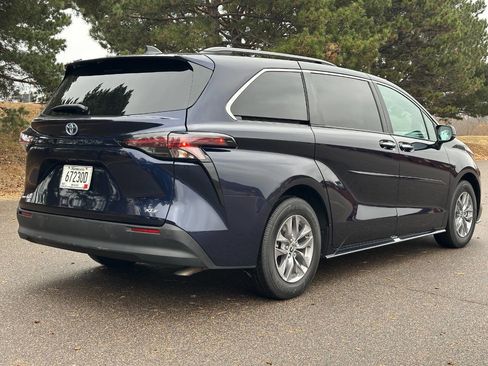 Used 2025 Toyota Sienna XLE image 3