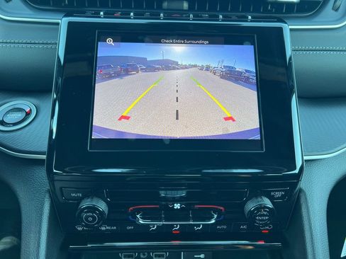 New 2025 Jeep Grand Cherokee Laredo image 9