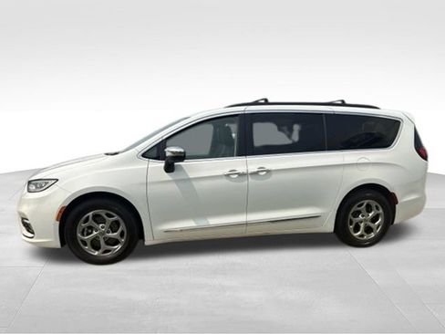 Used 2023 Chrysler Pacifica Limited FWD image 16