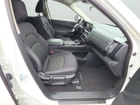 Used 2025 Nissan Pathfinder SV FWD image 18
