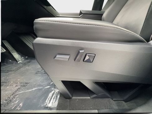 Used 2025 Tesla Cybertruck AWD Crew Cab image 23