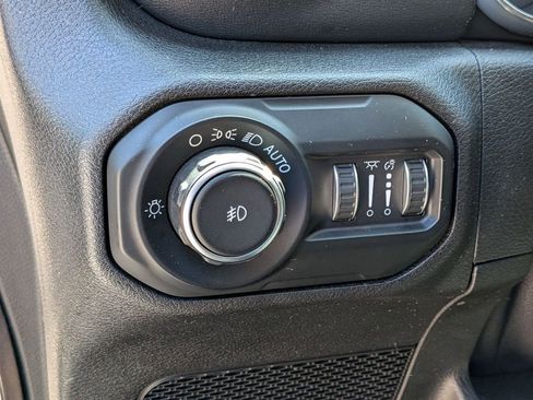 Certified 2019 Jeep Wrangler Unlimited Sahara w/ Dual Top Group AWD/4WD image 15
