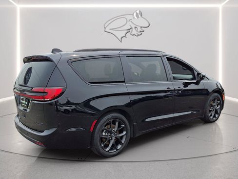 Used 2025 Chrysler Pacifica Limited FWD image 5