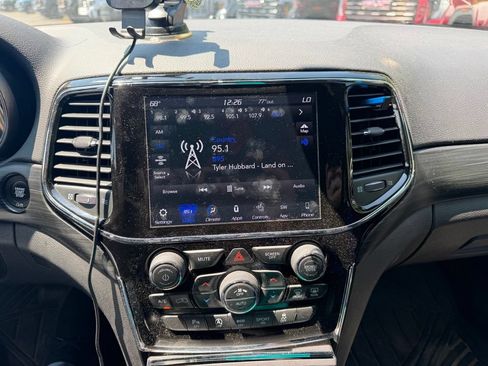 Used 2019 Jeep Grand Cherokee Laredo AWD/4WD image 7