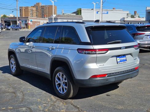 Used 2022 Jeep Grand Cherokee Limited image 3