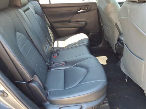 Used 2021 Toyota Highlander XLE AWD/4WD image 14