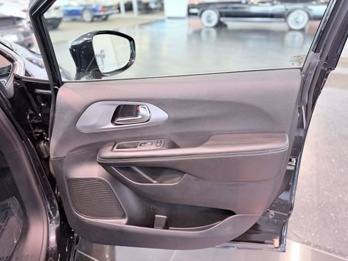 Used 2026 Chrysler Pacifica Limited FWD image 32