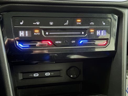 Used 2025 Volkswagen Taos SE w/ Panoramic Sunroof Package image 15